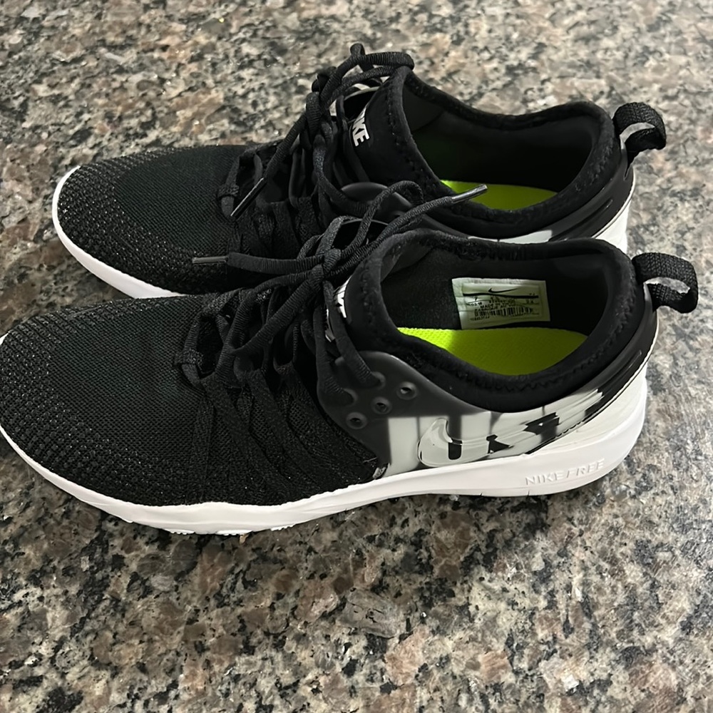 Women’s Nike training shoe - Picture 3 of 6